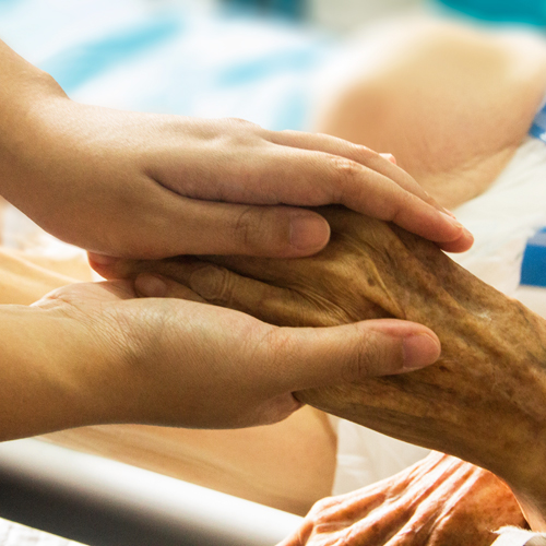 Hospizarbeit 02 Hospizarbeit ist Hilfe in der letzten Lebenszeit: Hände berühren sich.